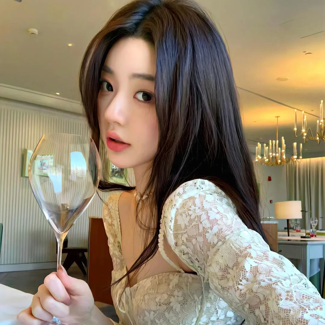 她背后的那双手